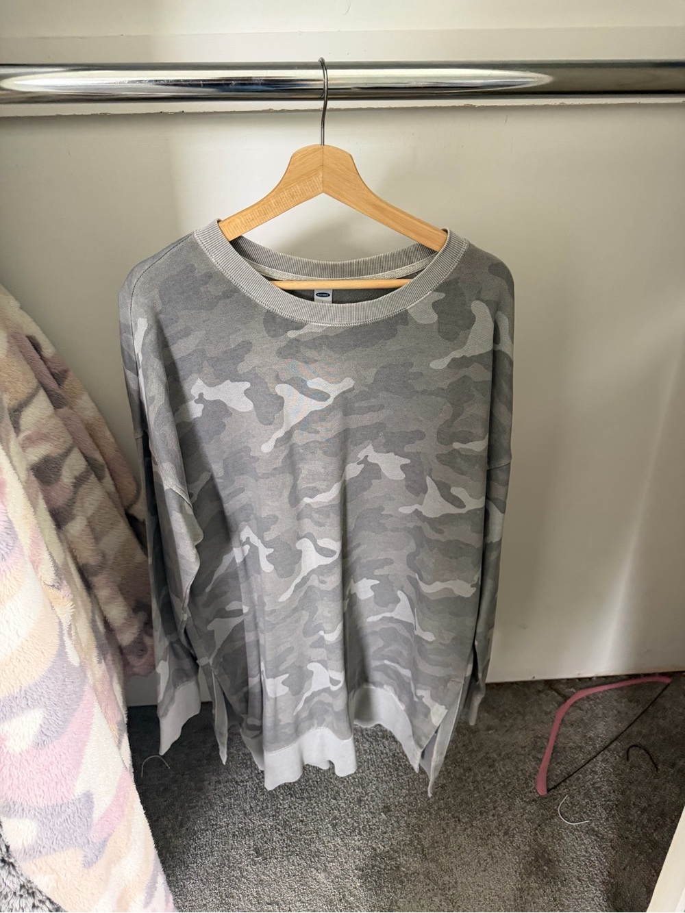 Old navy Women’s Long Sleeve Crewneck Sweatshirt Gray Camo Size Large
